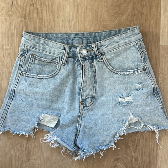 Light Wash Denim Shorts XS - Picture 2 of 5